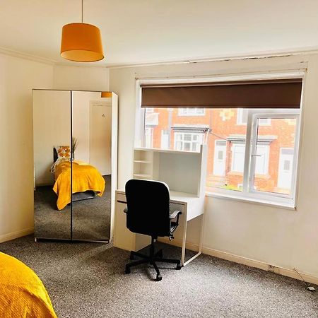 Private Room Close To Leeds University And City Centre Exteriör bild