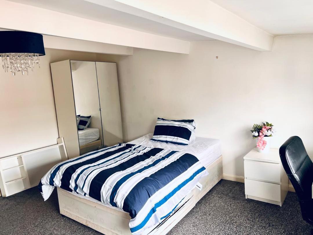 Private Room Close To Leeds University And City Centre Exteriör bild